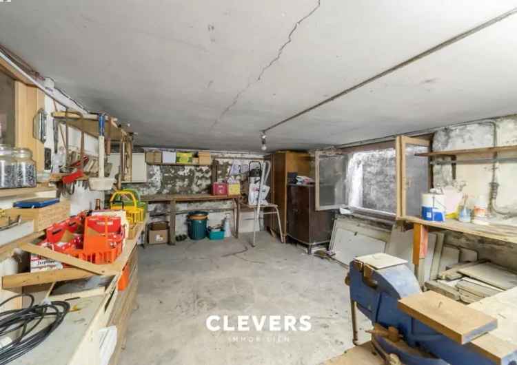 Te koop gebouw met 9 slaapkamers en garage