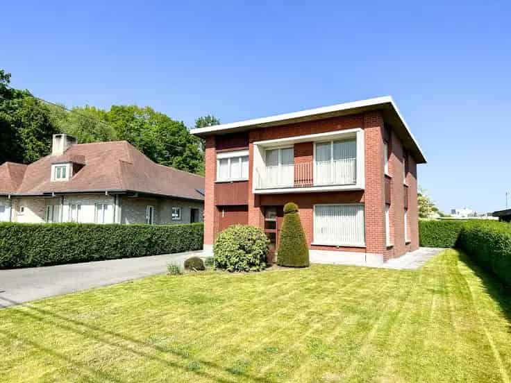 Huis Te Koop Torhout: Ruime gezinswoning met renovatiepotentieel