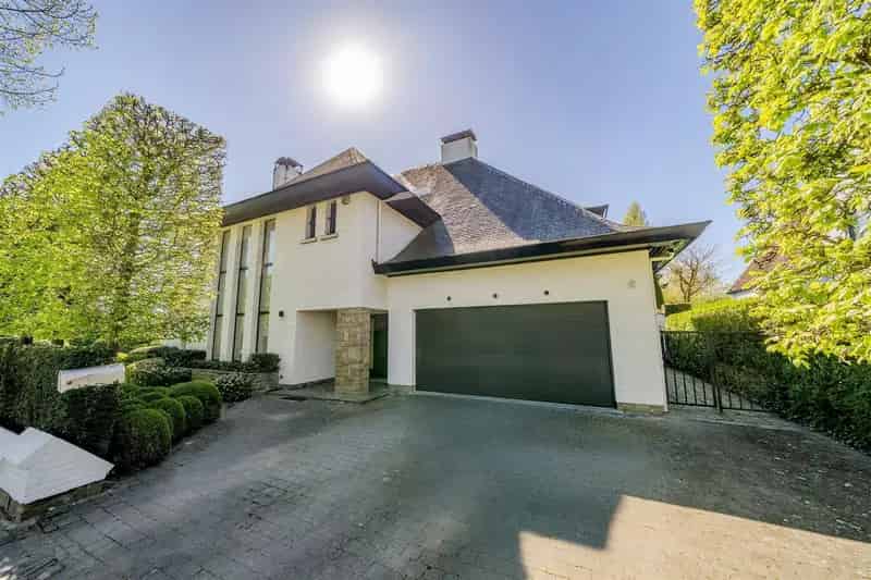 Statige Villa te Koop in Edegem: 5 Slaapkamers, Grote Tuin