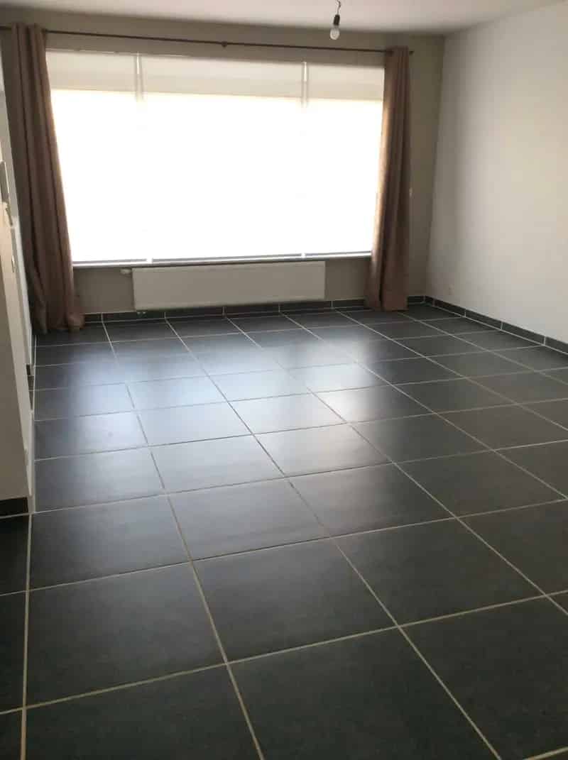 Volledig gerenoveerd gelijkvloers appartement met grote tuin en garage