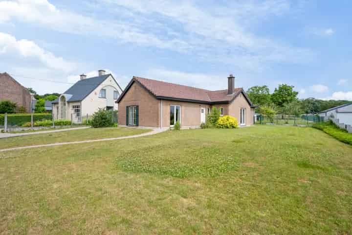Huis te koop Geraardsbergen: Bungalow met weide en stal
