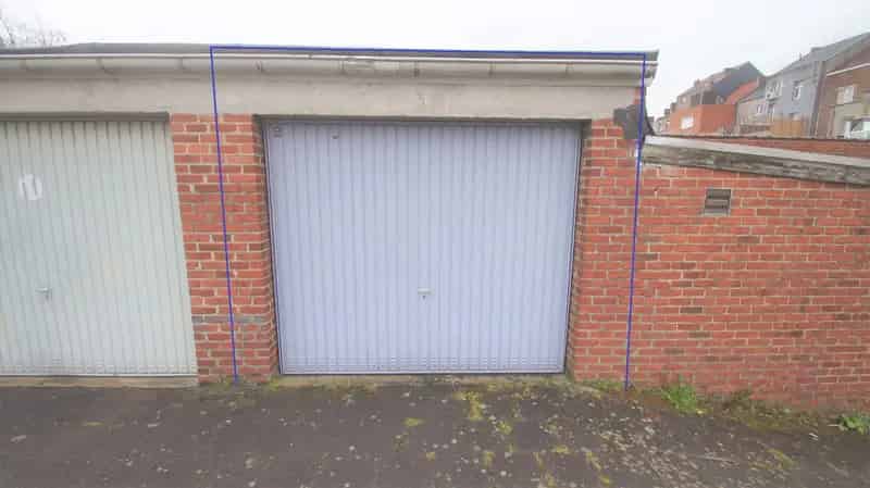 Ruime Garage Te Tienen Nabij Treinstation