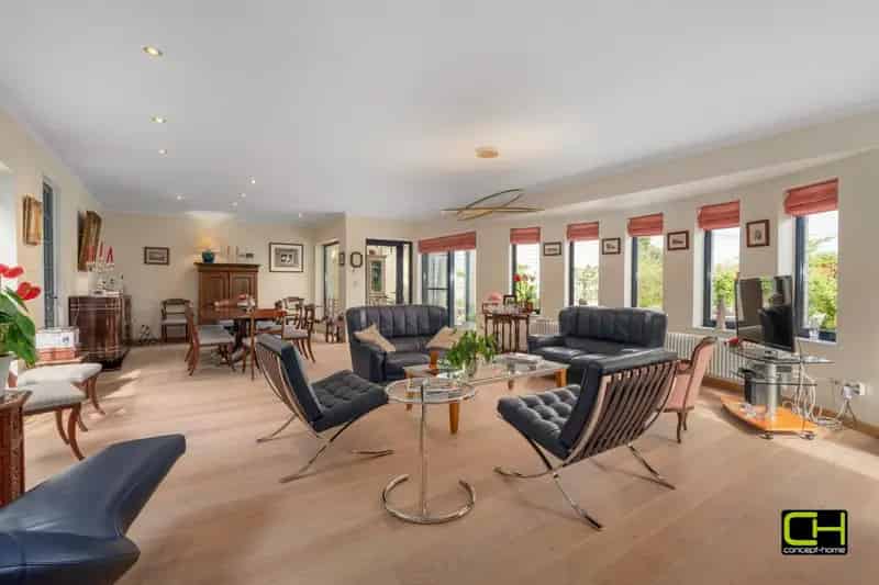 Villa met woonst en praktijkruimte te koop in Beke
