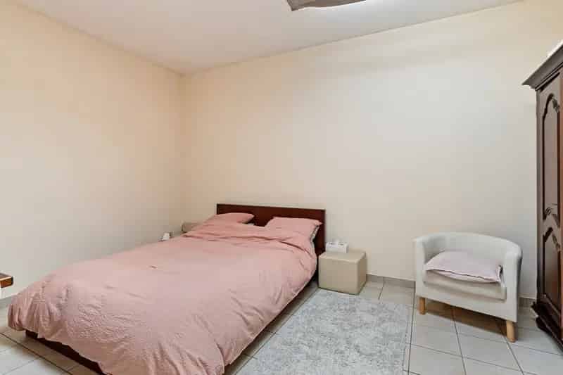 Opbrengsteigendom met Handelszaak en 3 Appartementen