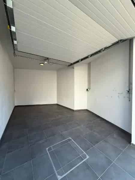 Ruime gerenoveerde garage Ledeberg