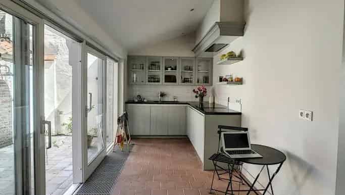Gerenoveerde Rijwoning te Huur Brugge 2 slaapkamers terras