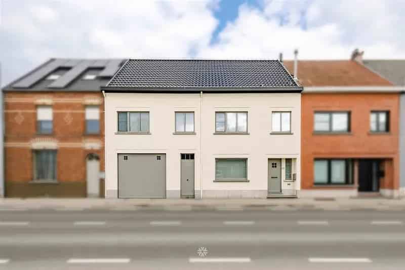 Huis te koop Nederbrakel: gerenoveerde woning met garage en tuin