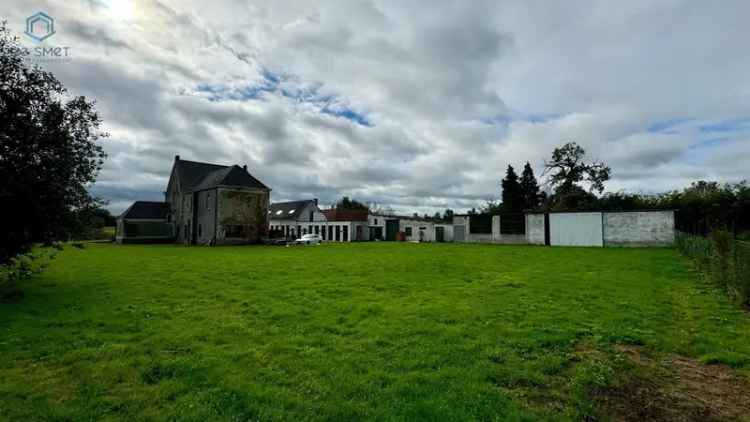 ENORM RUIM HERENHUIS + KANTOORGEBOUW + LOODS EN PAARDENSTALLEN!