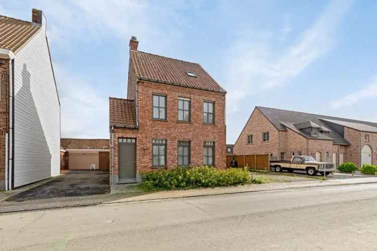 Verrassend ruime woning (geschikt als kangoeroewoning) met 4 slaapkamers en gezellige tuin te koop in Desselgem!