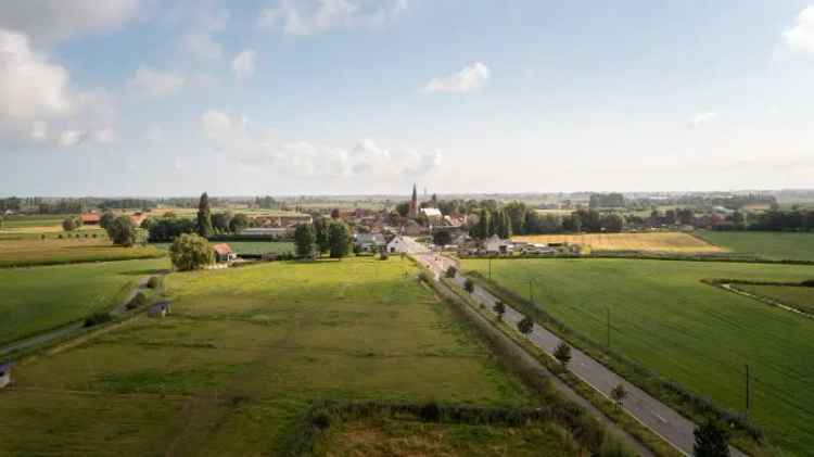 Groot-Diksmuide. Nieuwkapelle. Diverse weilanden van 2ha met instapklare stalling en voorzien van speciale afsluitingen