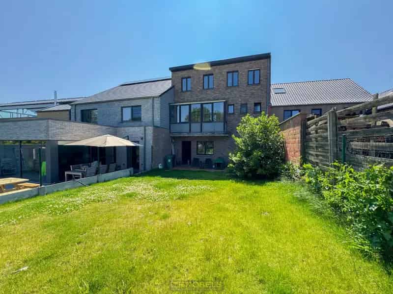 Bel-etage woning met dubbele garage en tuin te Sint-Goriks-Oudenhove