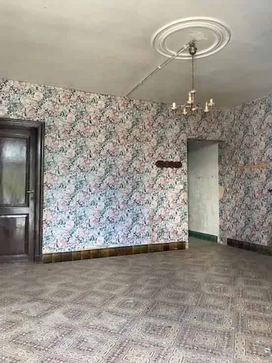 Huis Te Koop: Ruime woning met tuin en bijgebouw