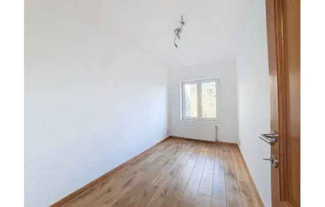 Huur 4 slaapkamer appartement van 150 m² in Brussels