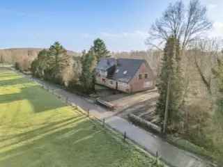 Villa te koop in Lubbeek met grote tuin en renovatiemogelijkheden