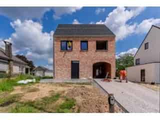 Huis te koop Nederhasselt - Moderne villa met 3 slaapkamers en tuin