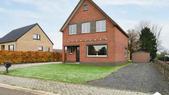 Te renoveren woning met veel potentieel in groene omgeving.