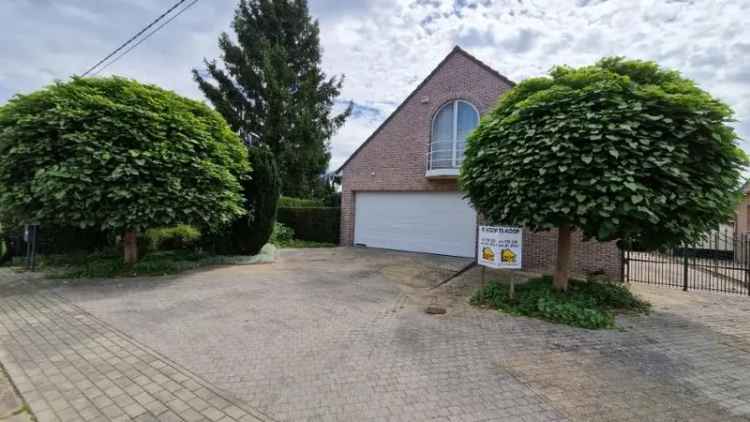 Perfect onderhouden VILLA, open bebouwing op 10 are 95 ca.