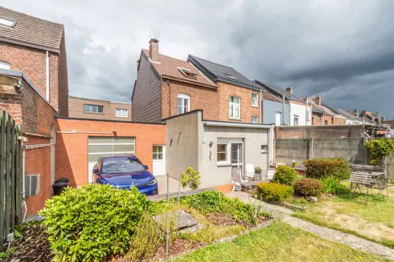 Huis te huur met grote garage en bouwgrond