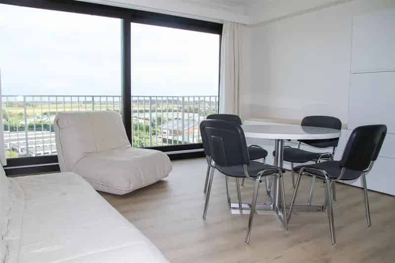 Studio te koop Westende: Instapklaar met terras en zeezicht