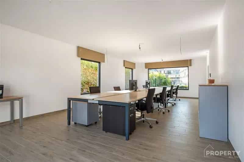 Huis te huur Heestert: Grote gezinswoning met 5 slaapkamers en loods