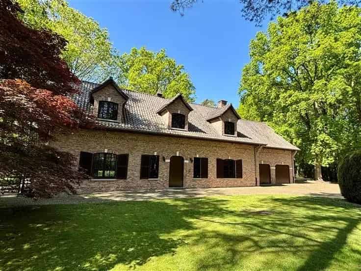 Villa te Koop Ruime Villa 5 Slaapkamers Grote Tuin