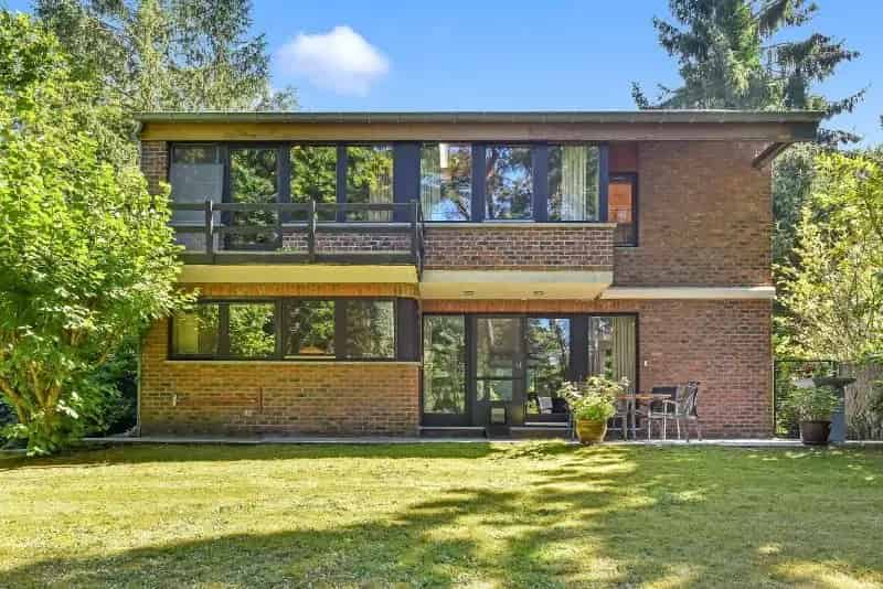 Zeer rustig gelegen villa van 245m² in moderne stijl op 14 are palende aan golfdomein