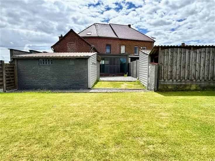 Huis Te Koop: Ruime Gezinswoning 3 Slaapkamers Tuin 2 Garages
