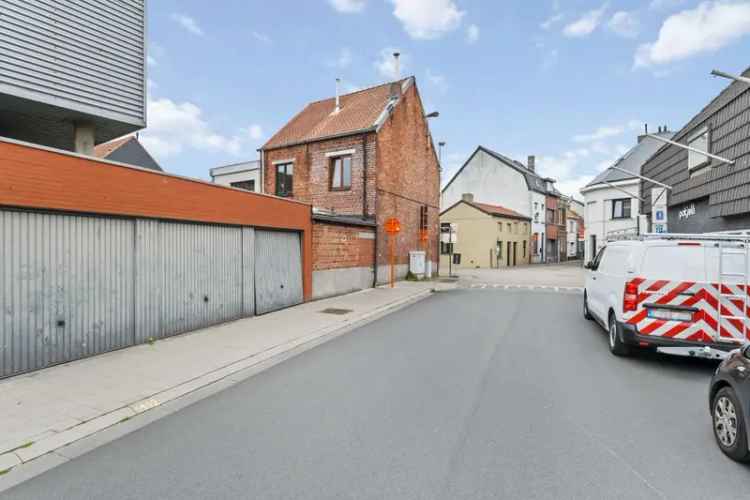 Koop huis stadswoning met 2 slaapkamers deels gerenoveerd