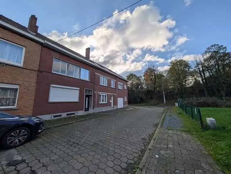 Huis te renoveren met 3 kelders en 2 slaapkamers