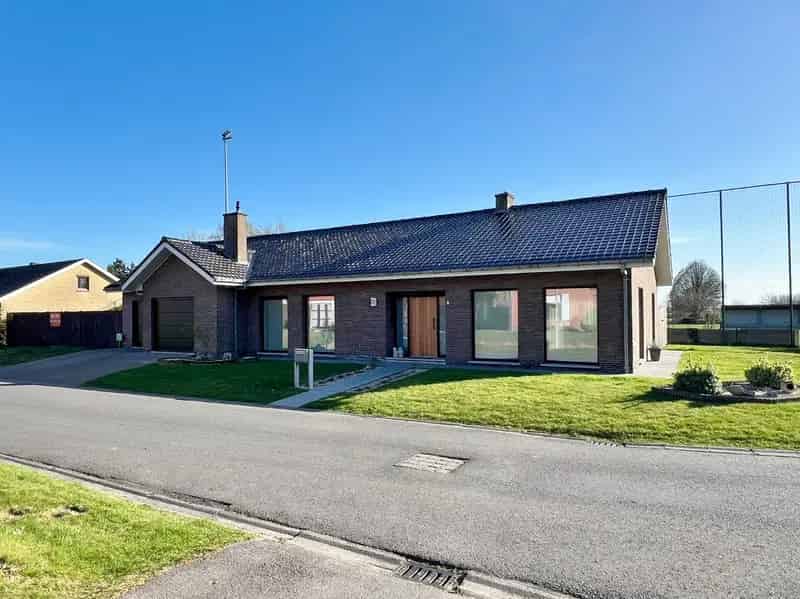 Gerenoveerde gelijkvloerse villa te huur