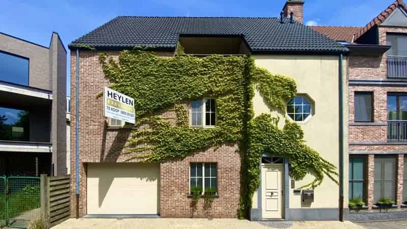 Lichtrijke gezinswoning met tuin en dakterras te koop
