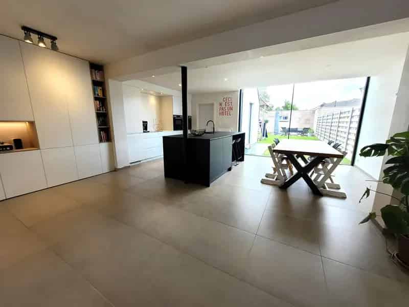 Huis te huur: Gerenoveerde woning met tuin, garage en 3 slaapkamers