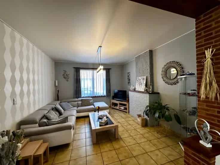 Huis Te Koop: Gelijkvloers met Slaapkamers, Nabij Station en Scholen