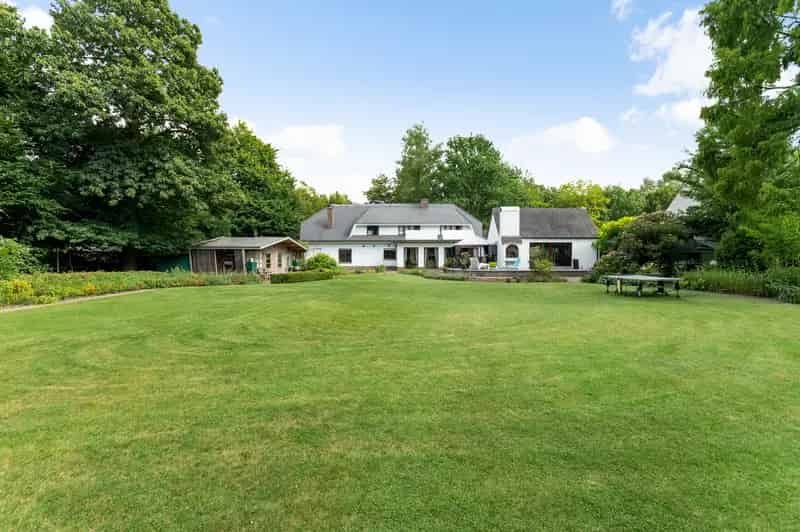 Huis te huur Schilde: Luxe villa met binnenzwembad en tennisterrein