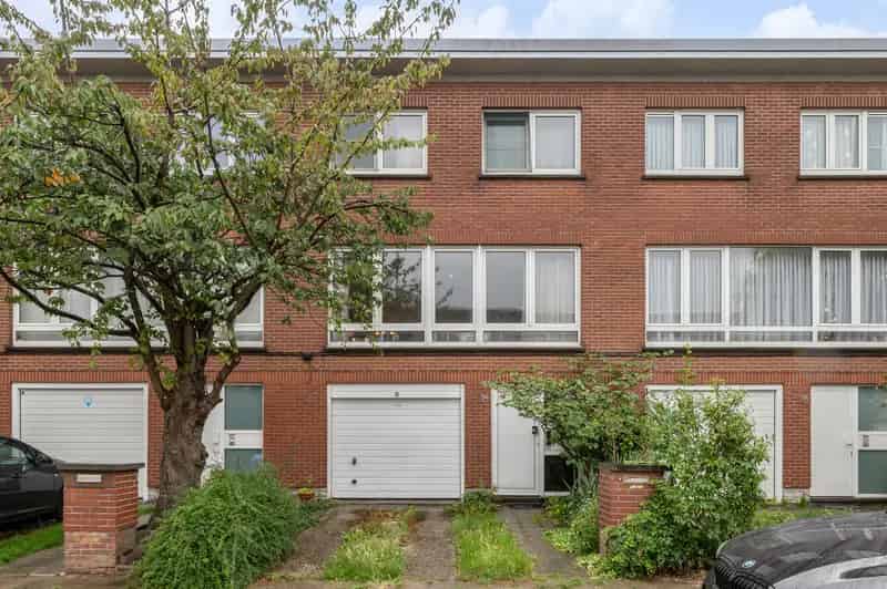 Huis te koop Berchem: Bel-"etage met potentieel
