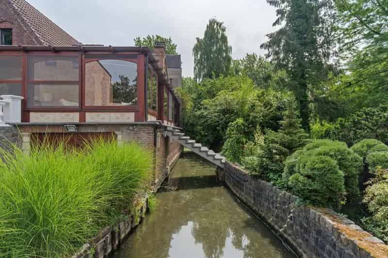 Uitzonderlijke hoeve met praktijk in oase van groen