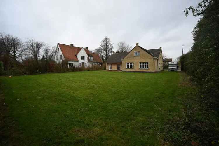 Rustig gelegen villa  op een prachtig perceel van 937 m² in een residentiële wijk vlakbij de invalswegen en op enkele minuten rijden van het centrum van Knokke