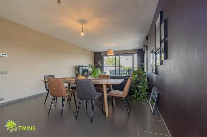 Appartement te koop Moerzeke: Instapklaar met terras en garage