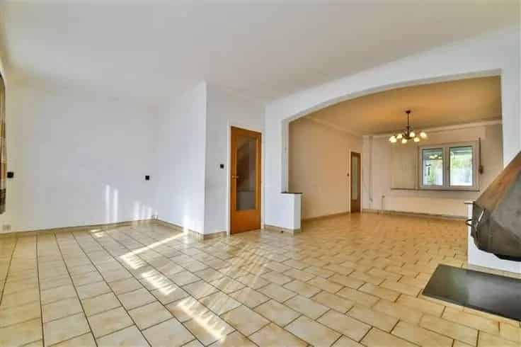 Huis Te Koop: Stadhuis met Garage en Tuin