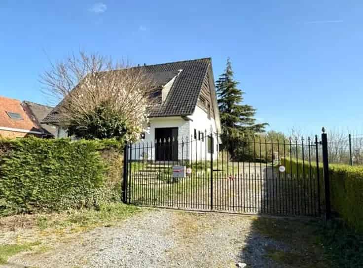Huis Te Koop: Villa met Atelier en Garages