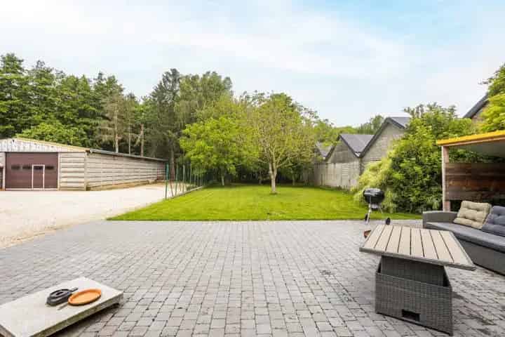 Huis te koop in Baardegem met magazijnen