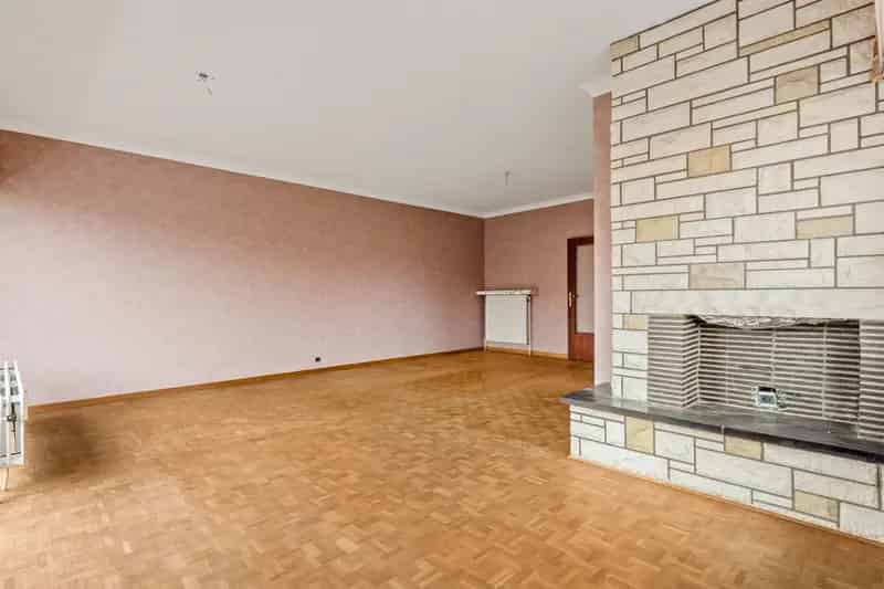 Op te frissen appartement Ekeren 2 slaapkamers Zuidgericht terras Garagebox