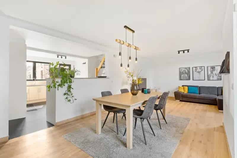 Instapklare woning met garage en zonnige buitenruimte Emblem