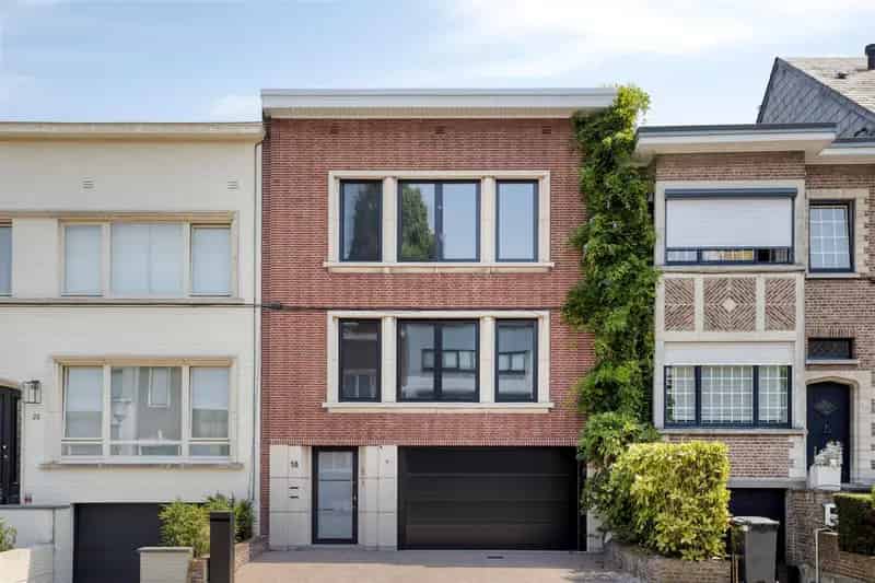 Huis te Koop Wilrijk: 3 slaapkamers, 2 badkamers, lift, tuin