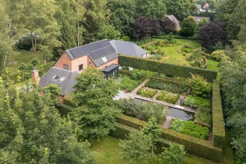 Huis te koop Schilde: Droomtuin & Ruime Villa