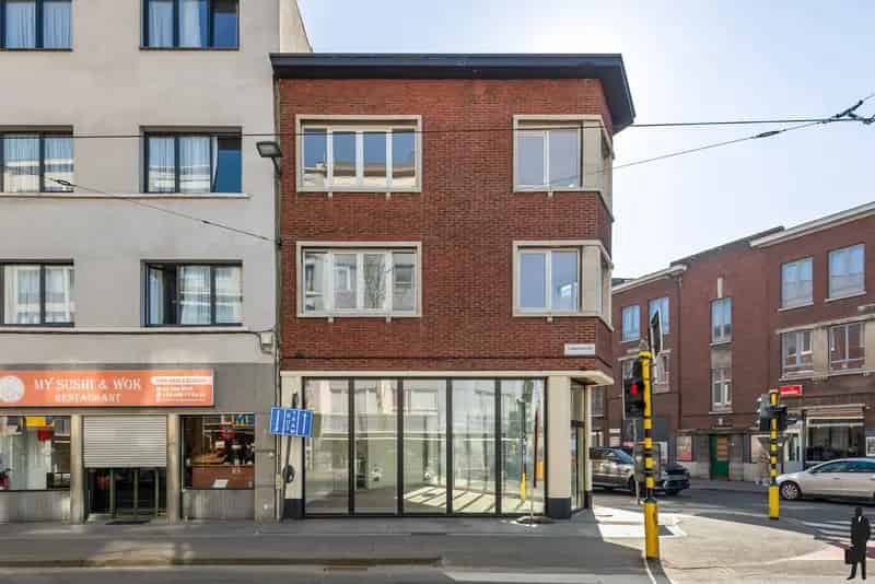 Huis te koop: Gerenoveerde Opbrengsteigendom met 4 Appartementen