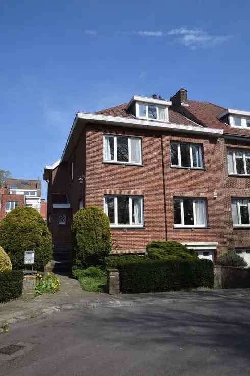 Gerenoveerd Huis met 3 Gevels Te Huur in Sint-Pieters-Woluwe