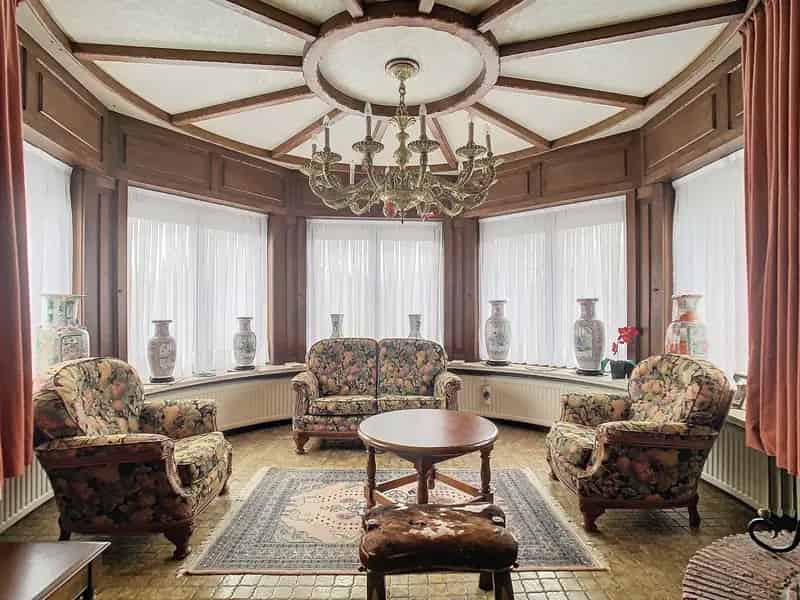 Landelijke Villa met Magazijn: Ruimte, Charme en Comfort