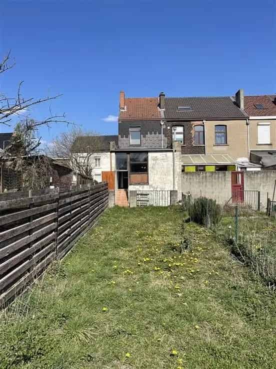 Huis te Koop TB - Te renoveren woning met tuin