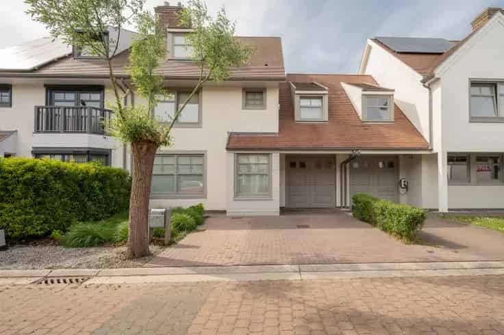 Huis Te Koop: Ruime 4 Slaapkamers Nabij Strand